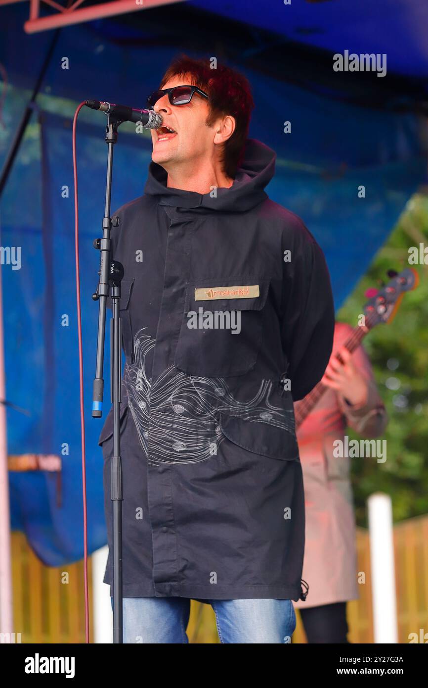 Ian Alcock jouant le rôle de Liam Gallagher dans le groupe Oasis Tribute 'Defined Mightbe' au Oultonfest à Leeds, West Yorkshire, Royaume-Uni Banque D'Images