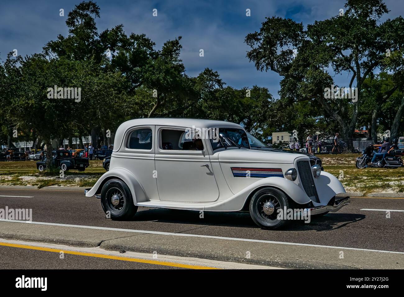 Gulfport, MS - 07 octobre 2023 : vue de coin avant grand angle d'une berline Ford Crown Victoria Tudor 1933 personnalisée lors d'un salon automobile local. Banque D'Images