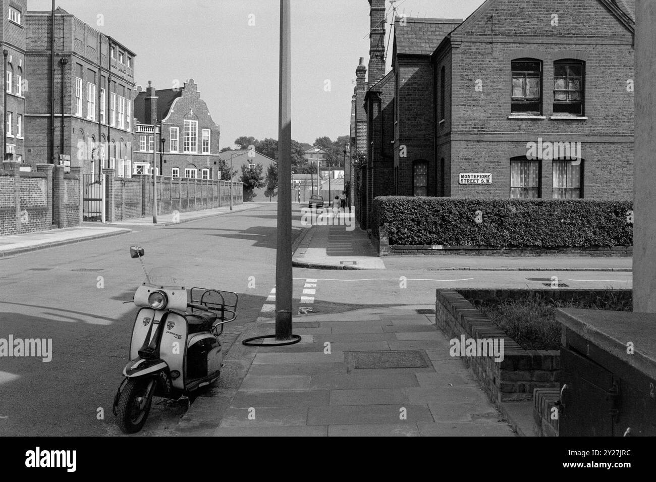 Scooter dans Thackery Street à la jonction avec Montefiore Street, Clapham, 1976 Banque D'Images