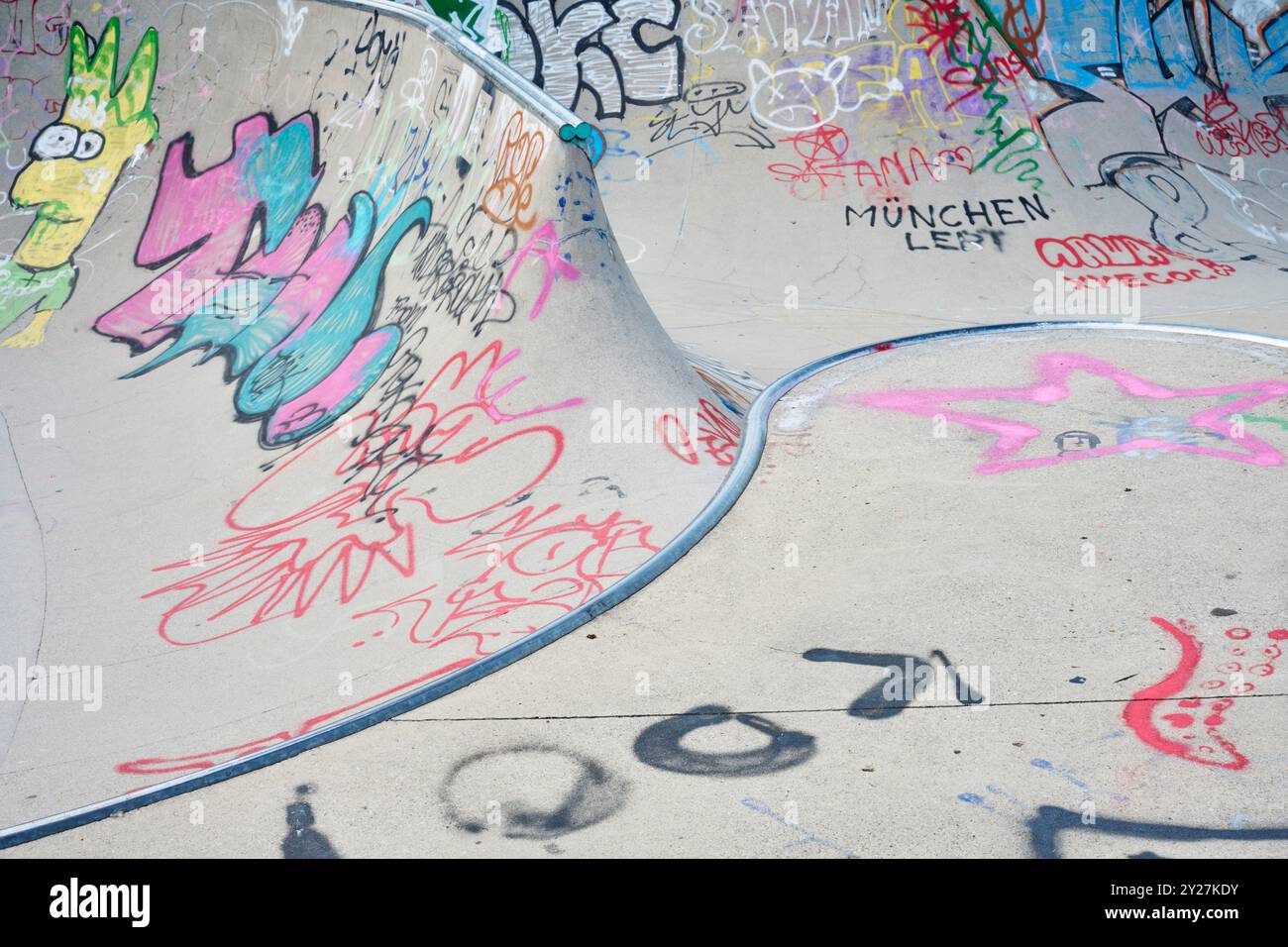 mit Tags und Grafittis verschönerter Skatepark Banque D'Images