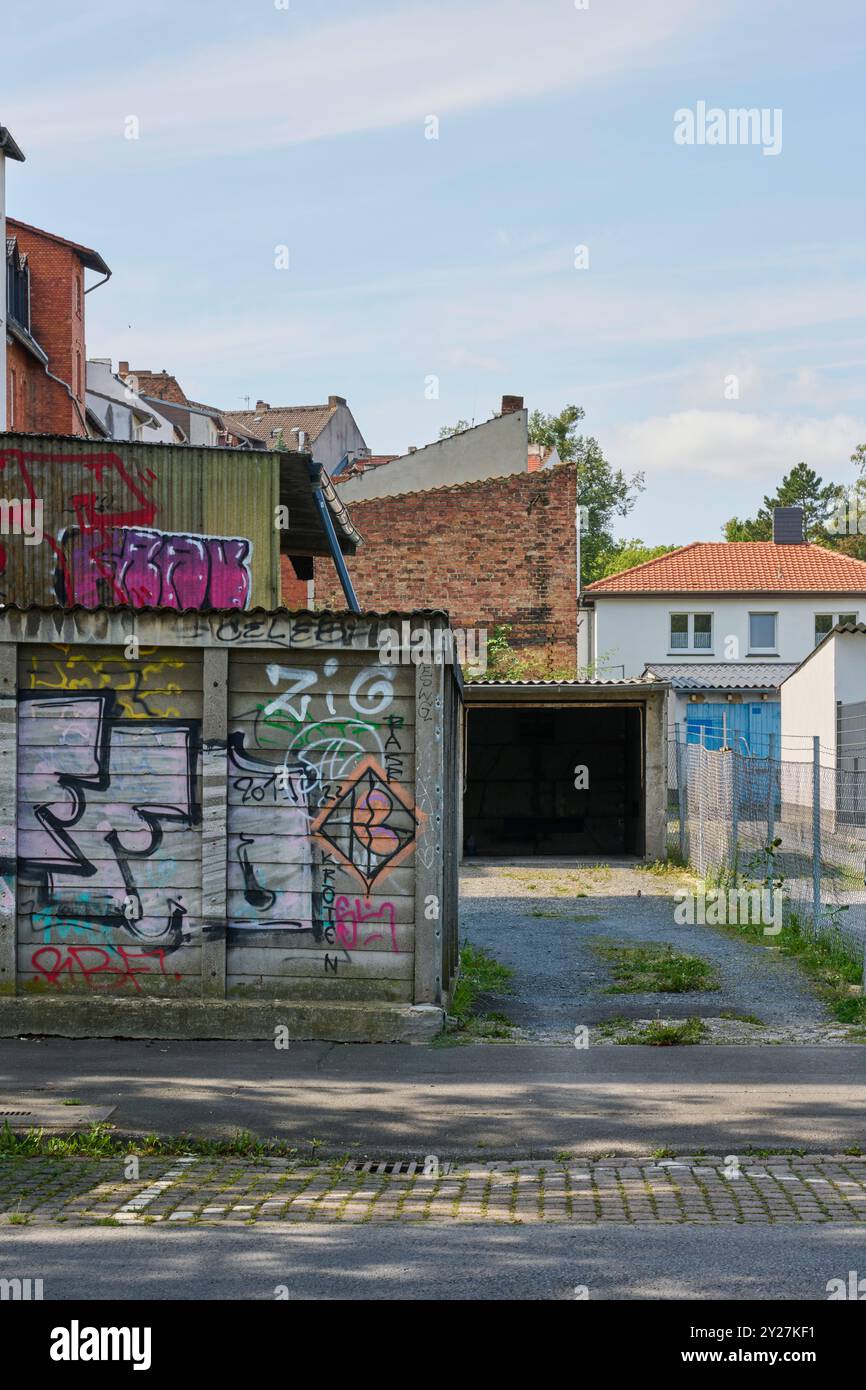 Hinterhof mit alten Garagen Banque D'Images