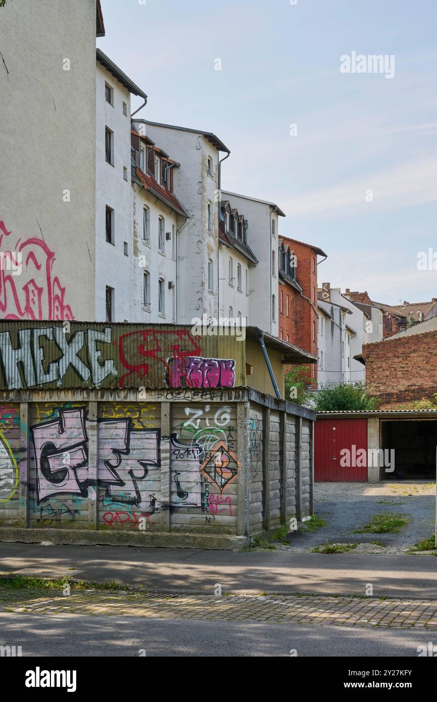 Hinterhof mit alten Garagen Banque D'Images