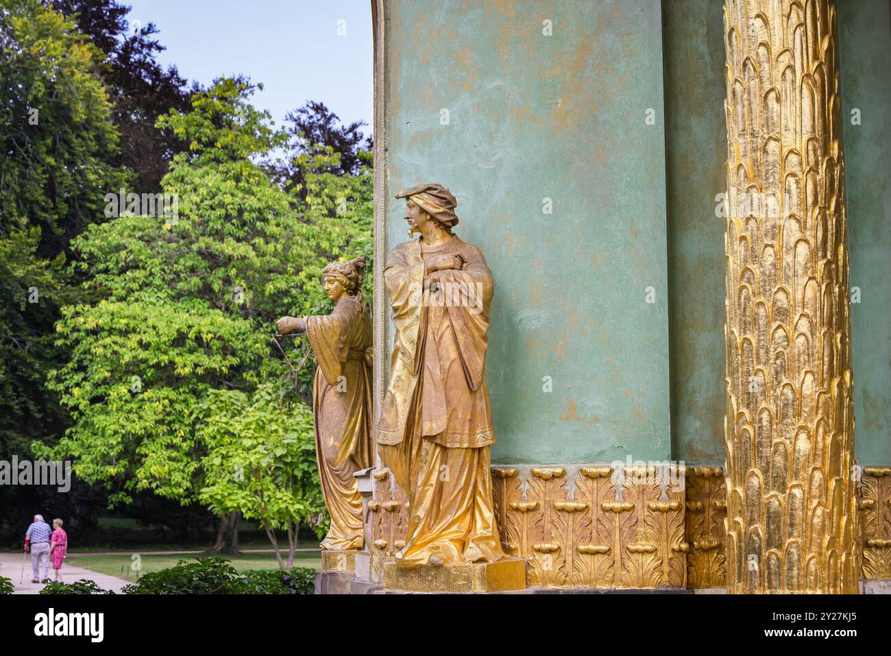 Sculptures et ornements dorés, détail extérieur deor au pavillon de jardin de la Maison chinoise, parc de Sanssouci, Potsdam, Allemagne Banque D'Images