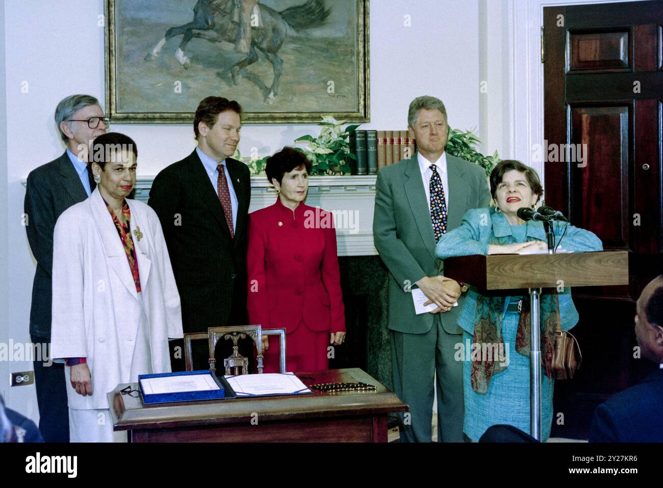 U. Alice Rivlin, directrice de l OMB, à droite, prononce un discours avant que le président Bill Clinton, 2e à droite, signe un plan de sauvetage pour le District de Columbia à la salle Roosevelt de la Maison Blanche, le 17 avril 1995 à Washington, D.C. la loi établit un conseil de surveillance et une aide financière pour empêcher la faillite de la capitale. De gauche à droite : le représentant Bill Clinger, le représentant Eleanor Holmes Norton, le représentant Tom Davis, le représentant Constance Morella, le président Bill Clinton et Alice Rivlin, directrice de la BMO. Banque D'Images