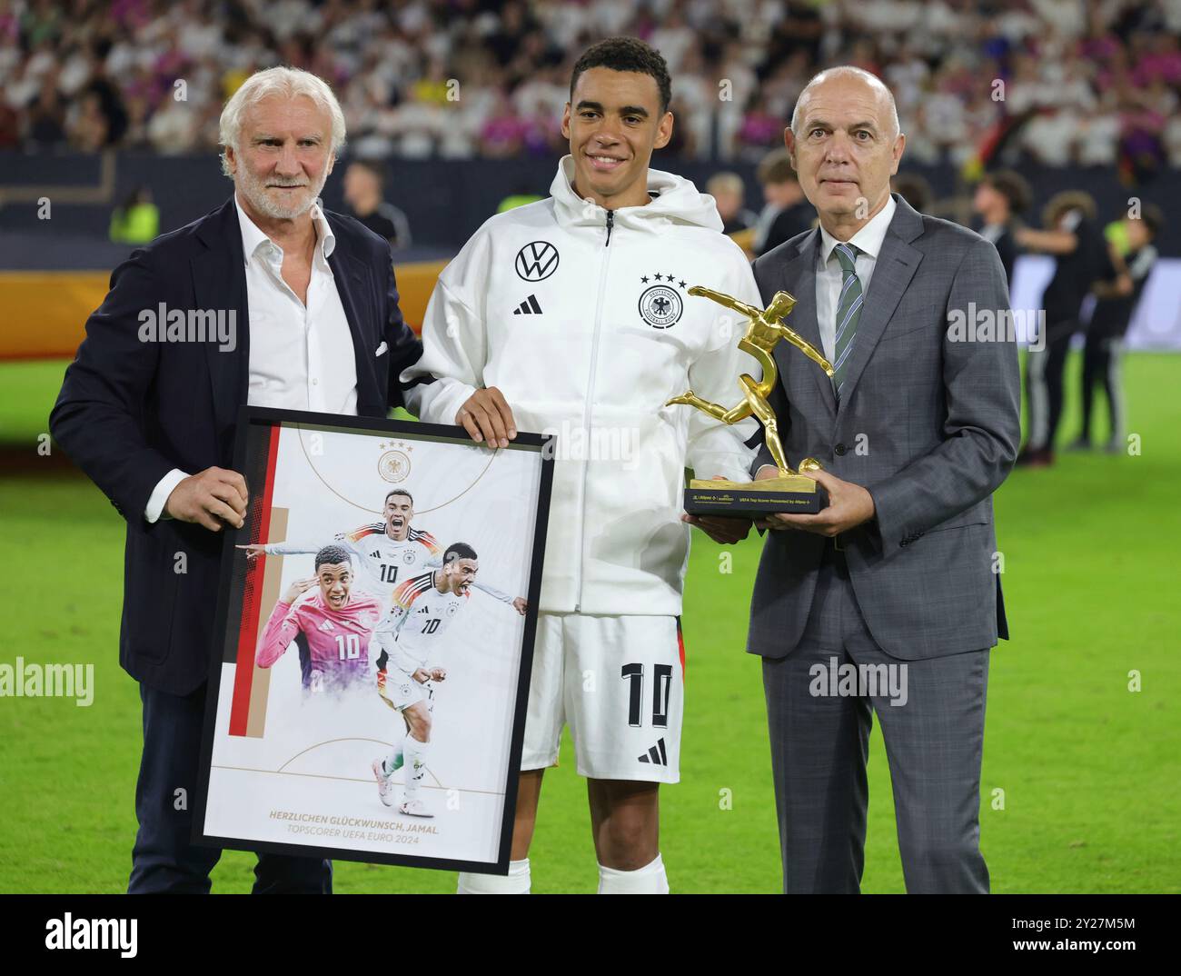 Dusseldorf, Deutschland. 07 septembre 2024. firo : 07.09.2024, Football, Football, match international équipe nationale DFB Ligue des Nations hommes Allemagne - Hongrie (LR:) le directeur sportif Rudi Voller de DFB Jamal Musiala d'Allemagne et Bernd Neundorf Président de DFB honoré comme meilleur buteur de l'Euro honorable meilleur buteur de l'Euro 2024 crédit : dpa/Alamy Live News Banque D'Images