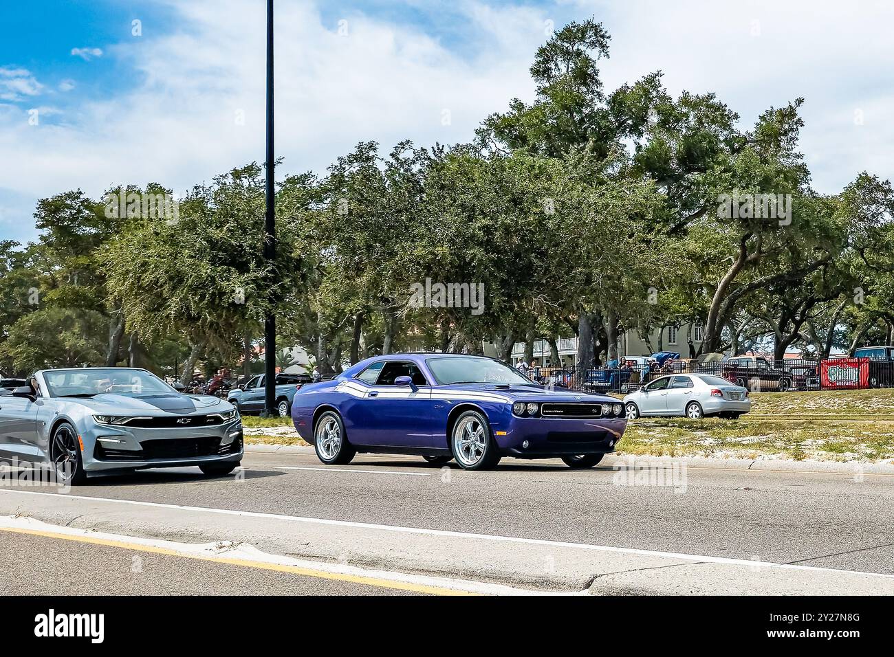 Gulfport, Mississippi - 7 octobre 2023 : vue de coin avant grand angle d'un coupé Dodge Challenger R/T Sport 2012 lors d'un salon automobile local. Banque D'Images