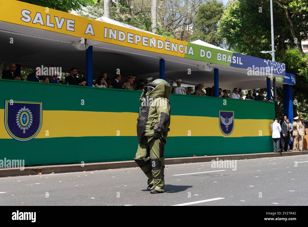 Salvador, Bahia, Brésil - 07 septembre 2024 : un soldat en uniforme anti-bombe est vu lors d'un défilé du jour de l'indépendance brésilienne dans la ville de Salv Banque D'Images