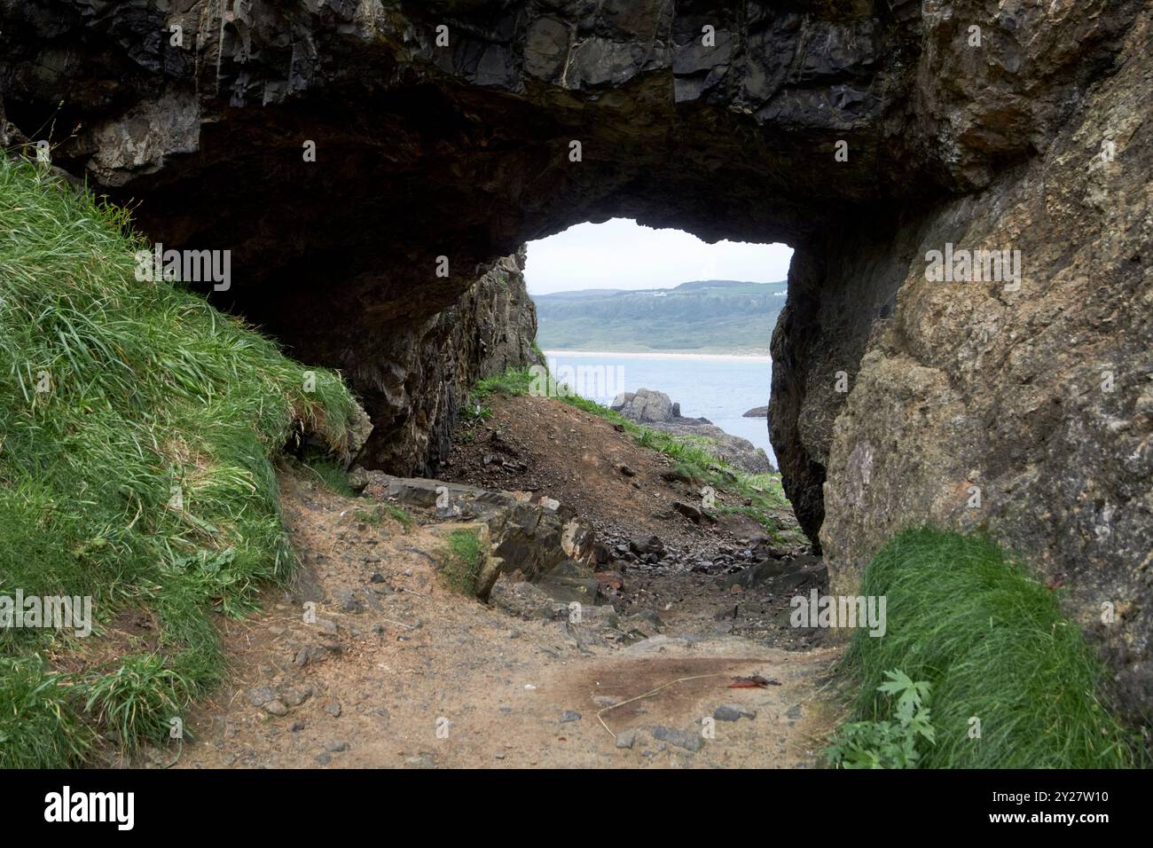 portbraddon relique grotte marine sur la côte nord de l'irlande du nord de l'ulster way royaume-uni Banque D'Images