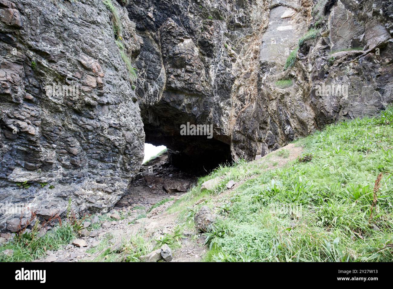 portbraddon relique grotte marine sur la côte nord de l'irlande du nord de l'ulster way royaume-uni Banque D'Images