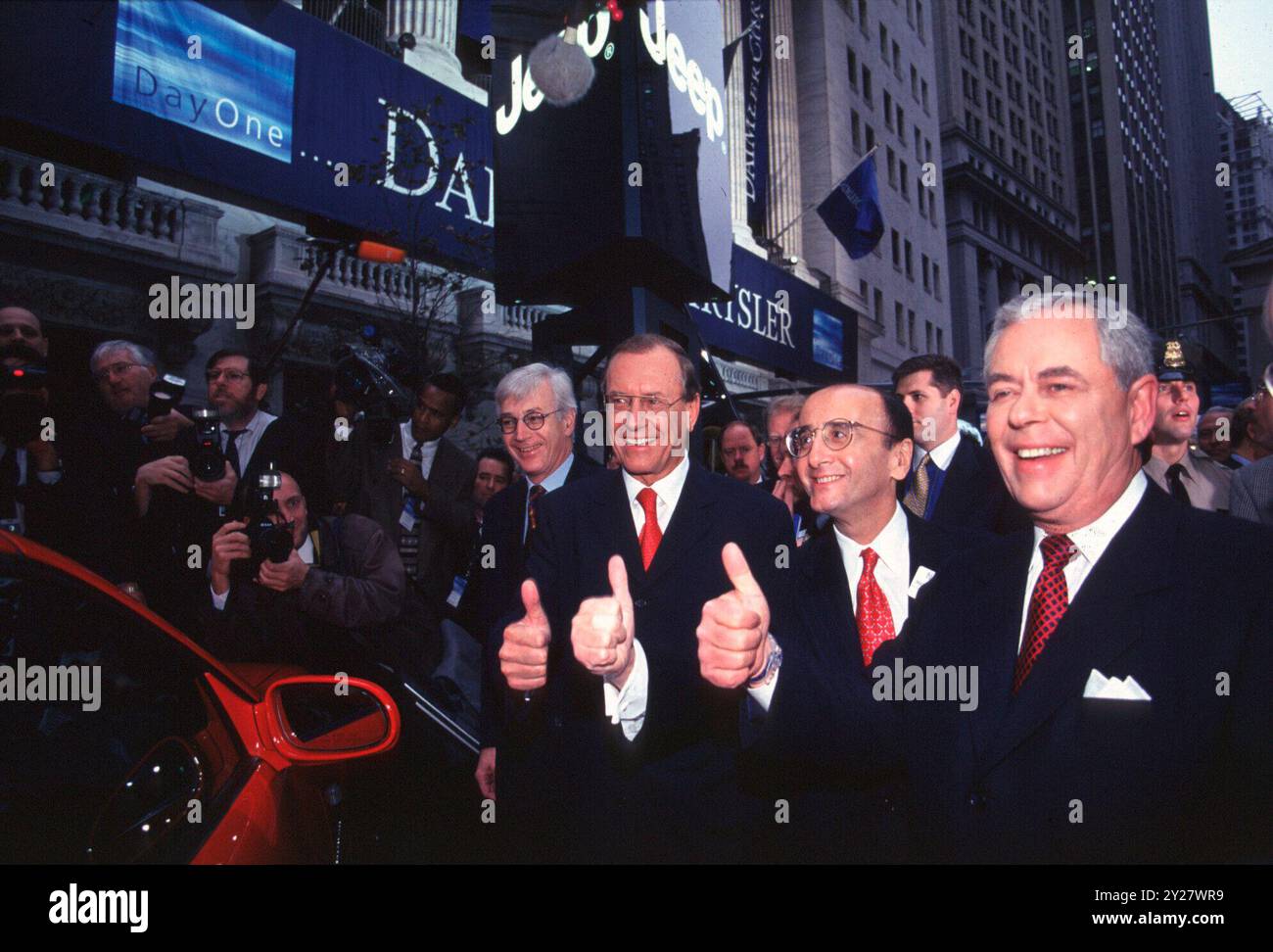 PHOTO D'ARCHIVE : Juergen SCHREMPP aura 80 ans le 15 septembre 2024, Juergen SCHREMPP aura 70 ans le 15 septembre 2014, 17 novembre 1998 Daimler Chrysler entre en bourse. Les deux directeurs généraux de DAIMLERCHRYSLER Robert J. EATON (à droite) et Juergen E. SCHREMPP devant la Bourse de New York. Dans leur withte Richard GRASSO Banque D'Images