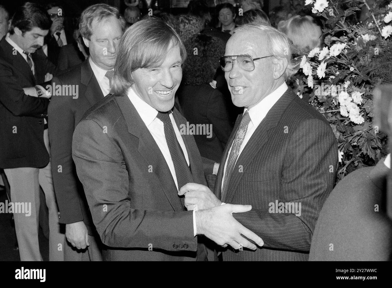 ARCHIVE PHOTO : Guenter NETZER aura 80 ans le 14 septembre 2024, Guenter NETZER, à gauche, Allemagne, football, Borussia Monchengladbach, félicite Hennes WEISWEILER Right, Allemagne, entraîneur, pour son 60ème anniversaire, fête, fête, photo noir et blanc, le 5 décembre 1979. Banque D'Images