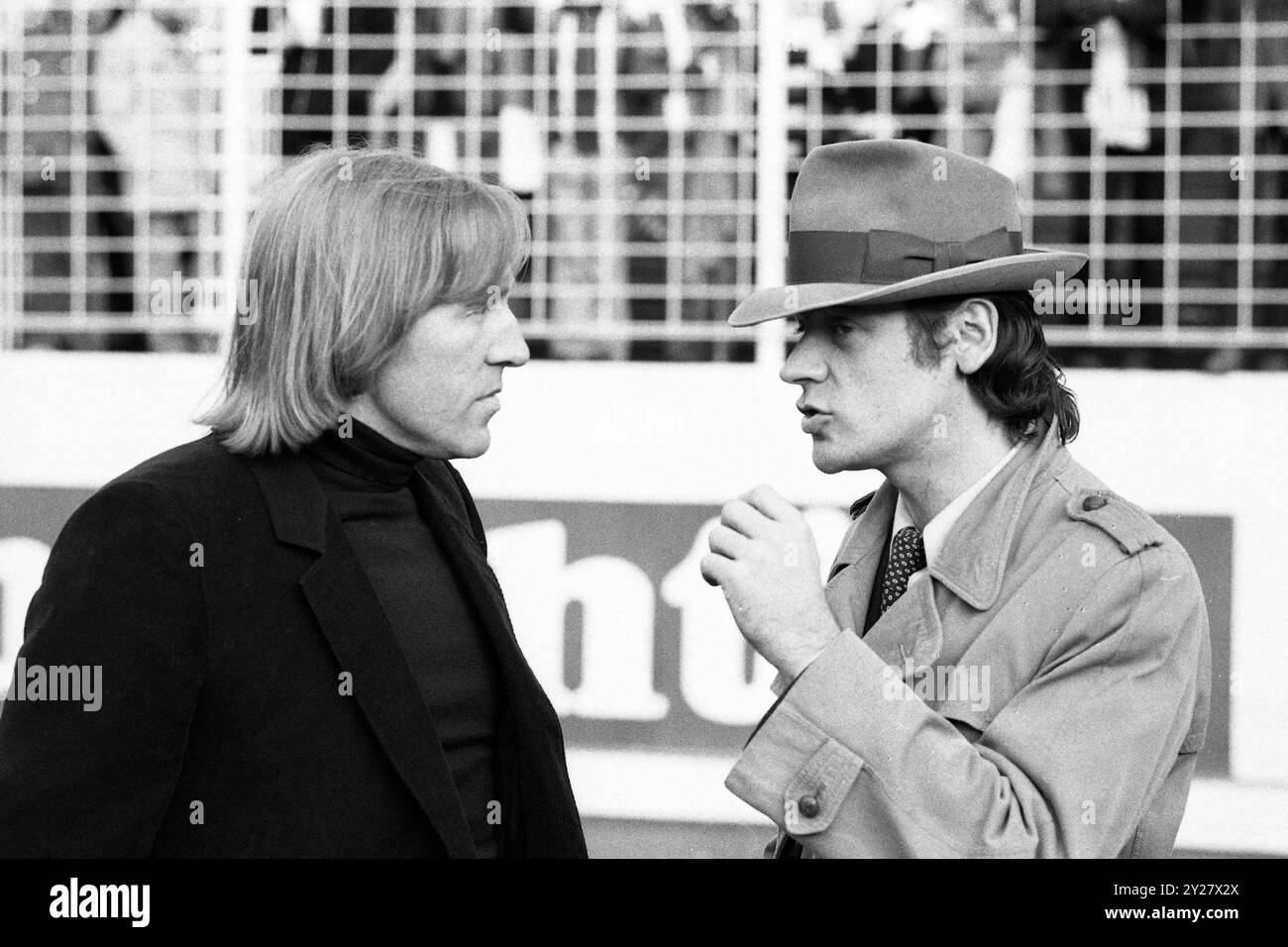 ARCHIVE PHOTO : Guenter NETZER aura 80 ans le 14 septembre 2024, Udo LINDENBERG, à droite, Allemagne, musicien, musicien de rock, en conversation avec Guenther NETZER, GÃ nther, footballeur, en marge du match de football de la Bundesliga HSV Hambourg Hambourg Hambourg - Borussia Dortmund 4:0, 10.11.1979 à Hambourg Â Banque D'Images