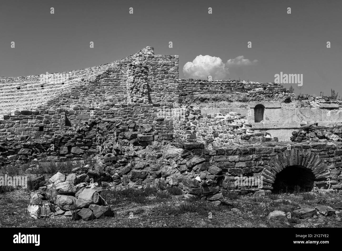 Amphithéâtre de mur de pierre de l'ancienne ville macédonienne Stobi (359 av. J.-C.) : concept de 'faites partie de l'histoire' Banque D'Images