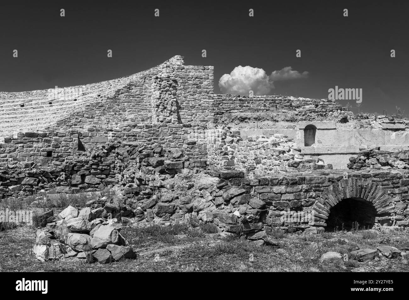 Amphithéâtre de mur de pierre de l'ancienne ville macédonienne Stobi (359 av. J.-C.) : concept de 'faites partie de l'histoire' Banque D'Images