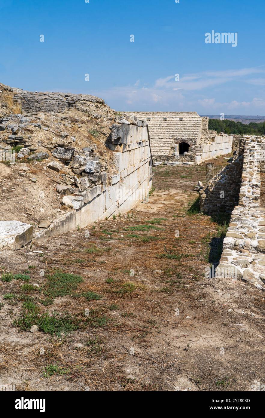 Ancienne ville macédonienne de Stobi : Amphithéâtre, mur de pierre et Tribune (359 av. J.-C.) Banque D'Images