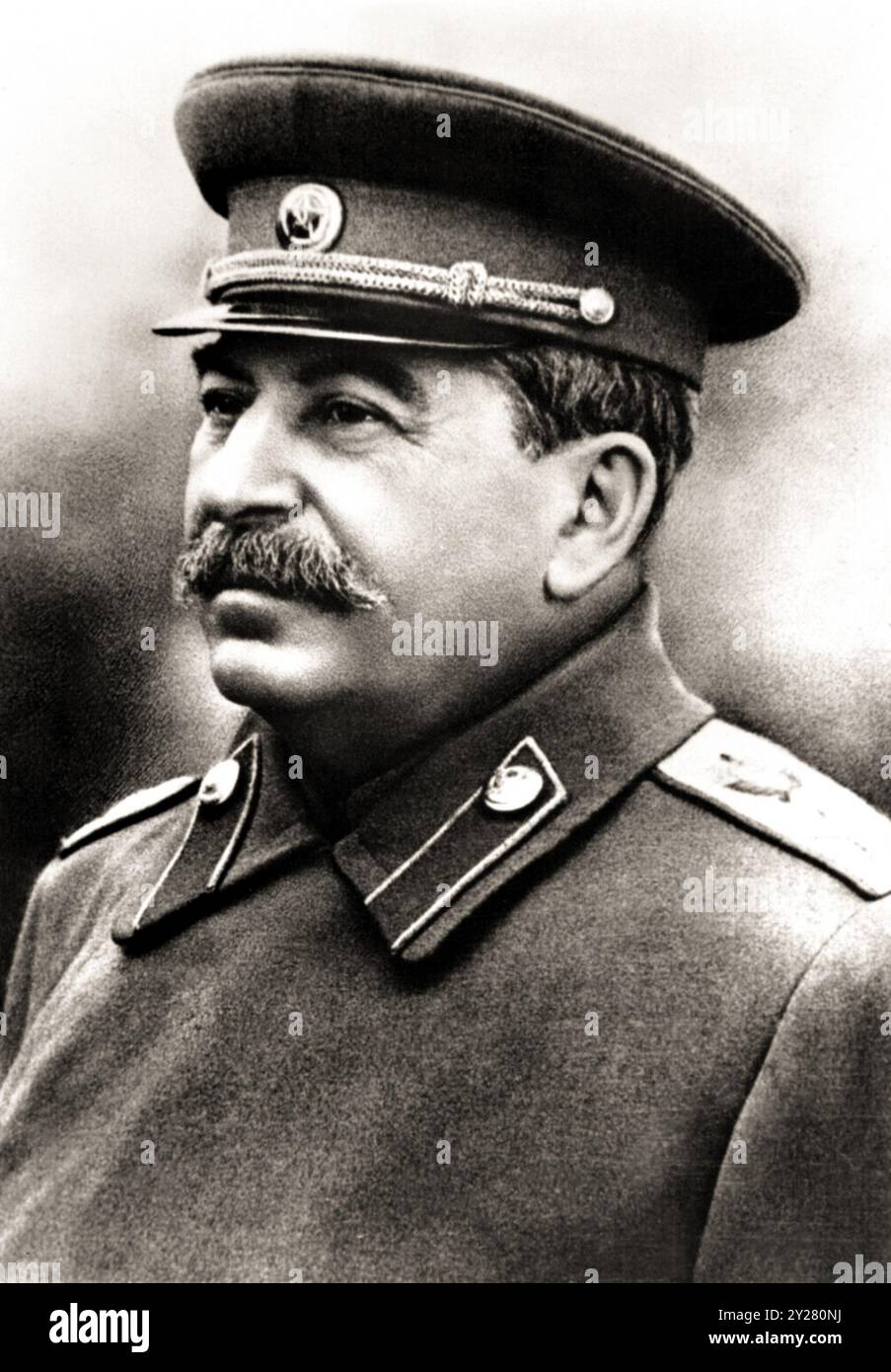 1946 , RUSSIE : le dictateur politique russe Josif Visarionovic STALINE , né I.V. Dzugasvili ( 1879 - 1953 ). Photographe inconnu, image officielle publiée dans une affiche de propagande communiste. - HISTOIRE - FOTO STORICHE - DITTATORE - POLITICO - POLITICA - POLITIQUE - SOCIALISTE - SOCIALISMO - SOCIALISME - COMUNISTA - COMUNISMO - COMMUNISTE - COMMUNISME - PORTRAIT - RITRATTO - RIVOLUZIONE - REVOLUTION - RIVOLUZIONARIO - CLASSE OPERAIA - PROLETARI - PROLETARIATO - WW2ND - WW2 - SECONDA GUERRA MONDIALE - MOUSTACHE - BLA - UNIFORME - PERSONALITÀ - MILITAIRE Banque D'Images