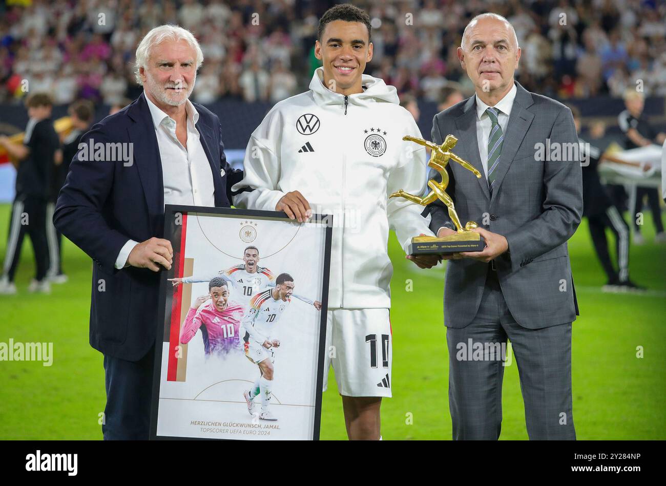 Dusseldorf, Deutschland. 07 septembre 2024. firo : 07.09.2024, Football, Football, match international équipe nationale DFB Ligue des Nations hommes Allemagne - Hongrie 5:0 Jamal Musiala (M) reçoit le prix du meilleur buteur du Championnat d'Europe 2024 EM 2024 de Rudi Voller, Directeur sportif de la DFB et Président de la DFB Bernd Neuendorf crédit : dpa/Alamy Live News Banque D'Images