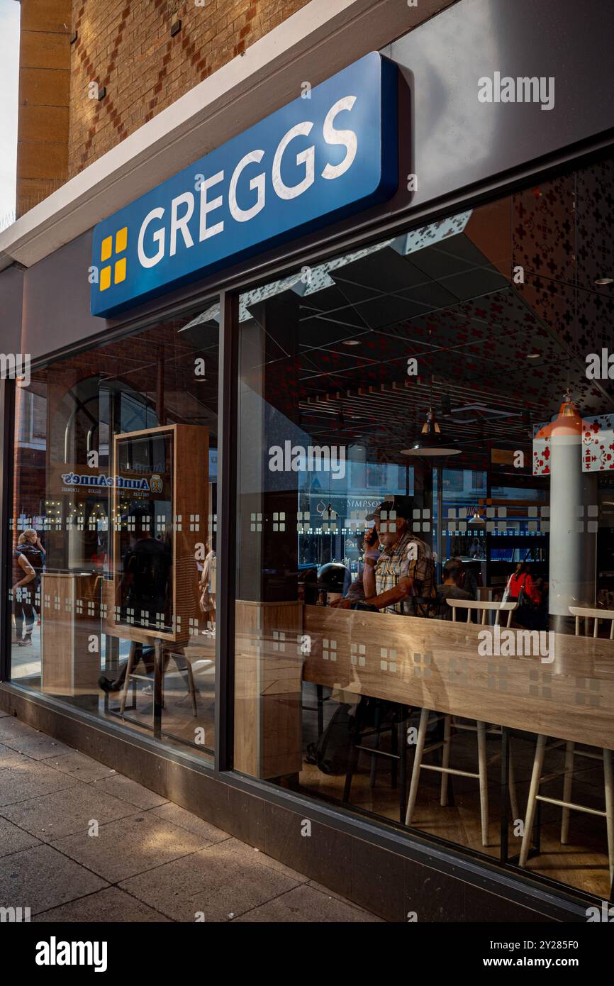 Greggs Bakery - moderne Greggs Cafe and Bakery Food Store à Norwich Royaume-Uni Banque D'Images