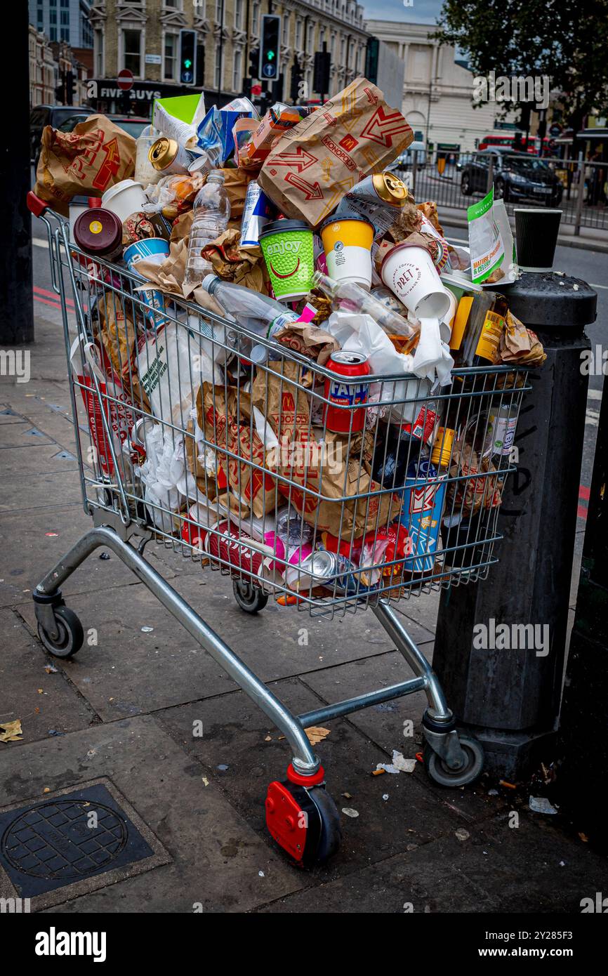 Un entrepreneur traditionnel de France et son fils et directeur de funérailles sur Lambs conduit Street dans le centre de Londres. Banque D'Images