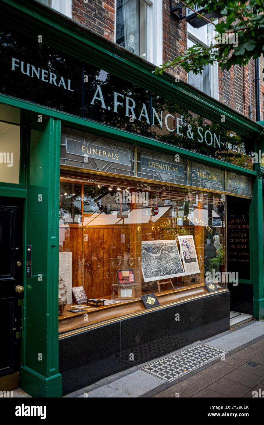 Un entrepreneur traditionnel de France et son fils et directeur de funérailles sur Lambs conduit Street dans le centre de Londres. Banque D'Images