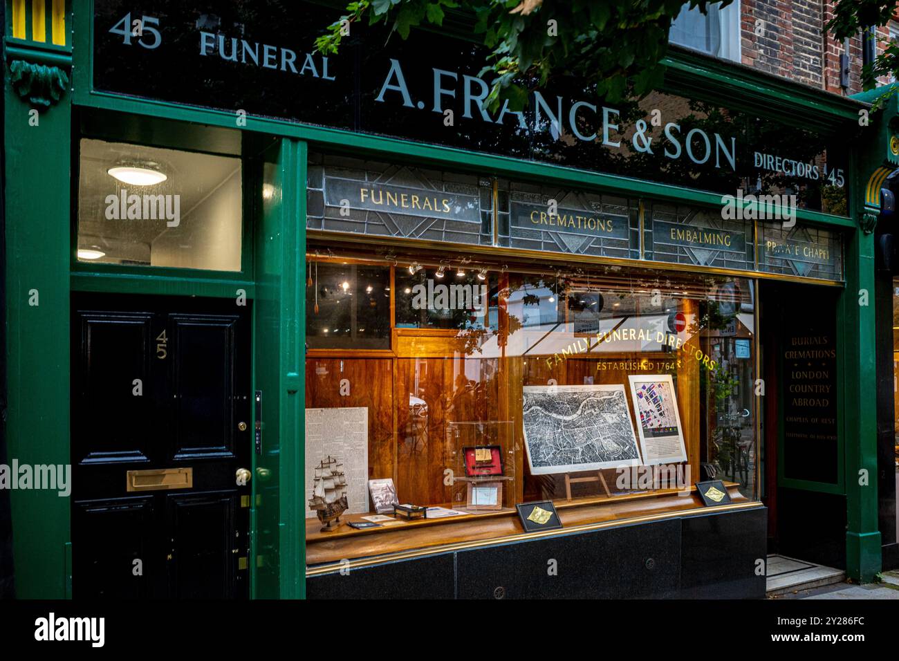 Un entrepreneur traditionnel de France et son fils et directeur de funérailles sur Lambs conduit Street dans le centre de Londres. Banque D'Images