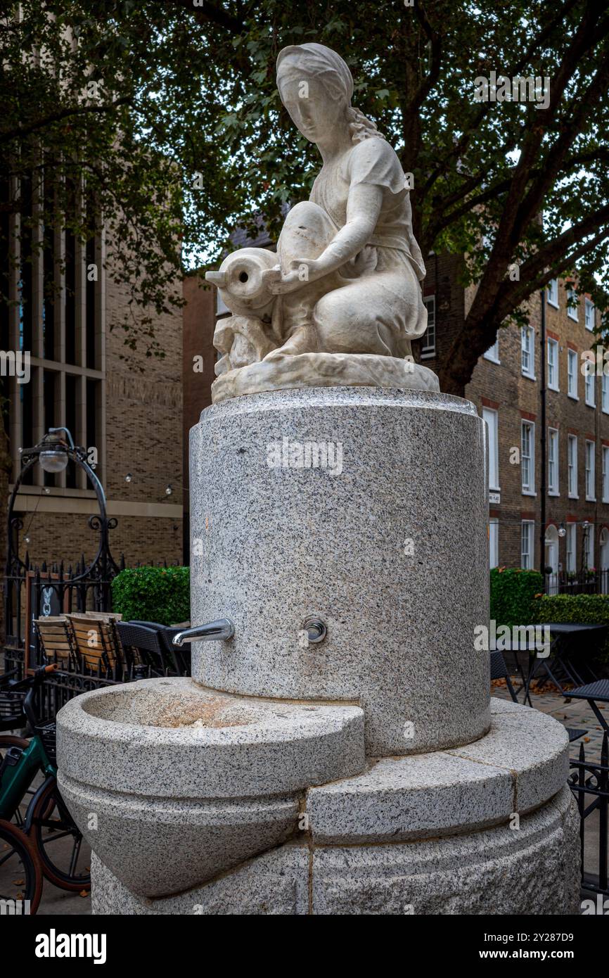 La fontaine Guilford place récemment rénovée à l'extrémité nord de Lambs conduit Street Holborn London. La fontaine a été construite à l'origine en 1870. Banque D'Images