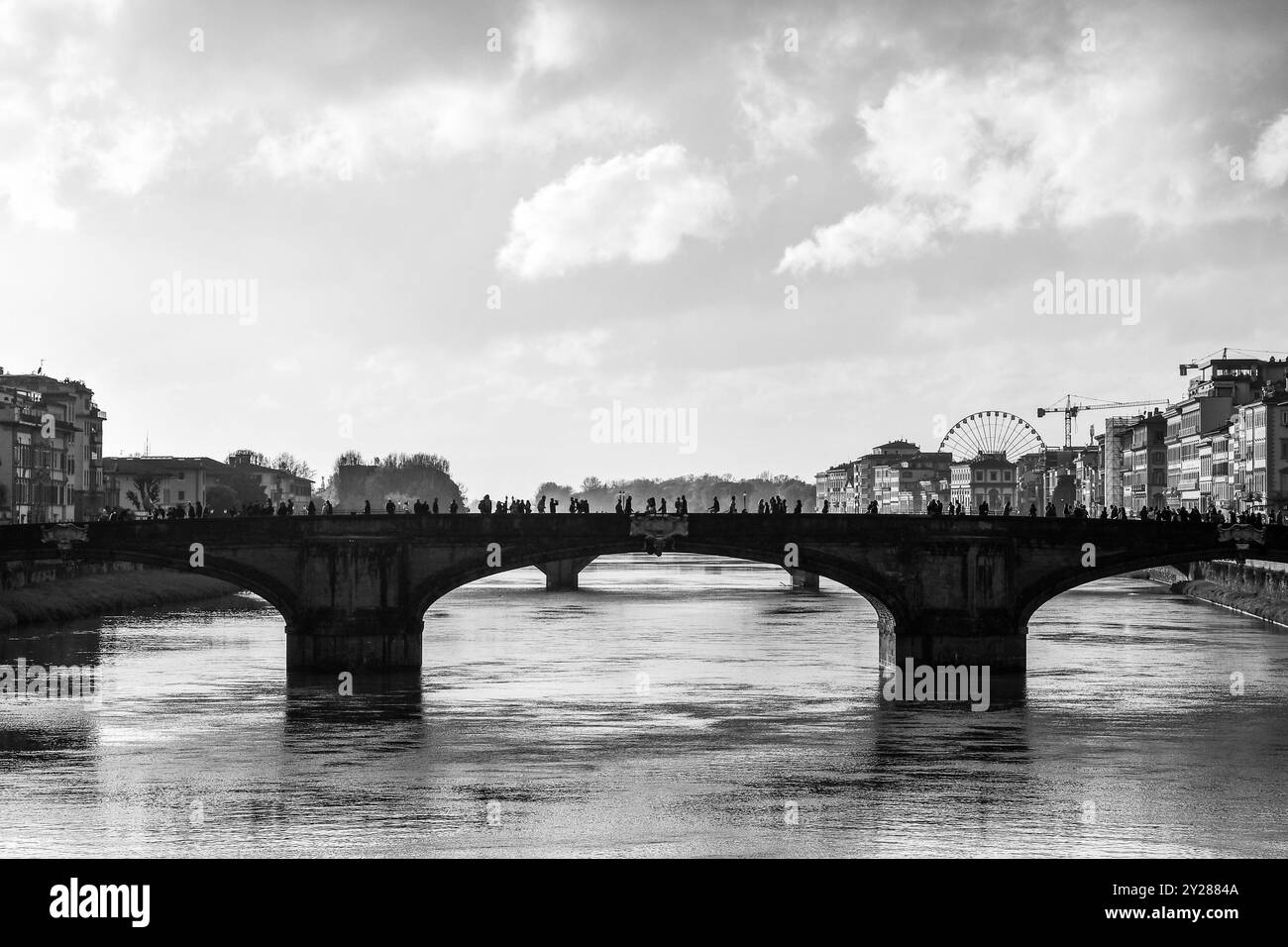 Noir et blanc. Vue sur le fleuve Arno avec Ponte Santa Trinita bondé de gens le lundi de Pâques, Florence, Toscane, Italie Banque D'Images