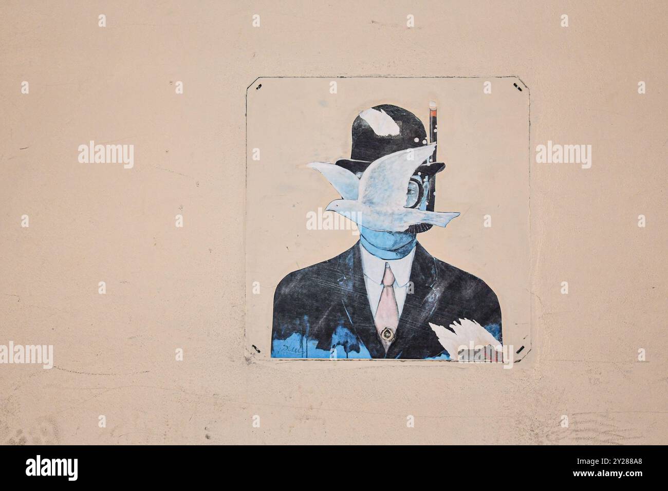 Street art de Blub inspiré par l'homme dans un chapeau Bowler de René Magritte, Florence, Toscane, Italie Banque D'Images
