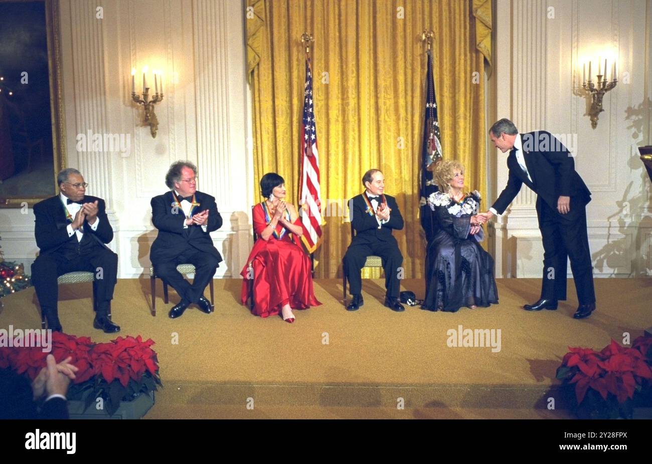 Le président américain George W. Bush félicite l'actrice Elizabeth Taylor, l'une des récipiendaires des Kennedy Center Honors de 2002, à la Maison Blanche le dimanche 8 décembre 2002. Chaque année, le John F. Kennedy Center for the Performing Arts honore un certain nombre d'artistes pour leurs réalisations et leur influence sur la culture américaine. De gauche à droite, les autres récipiendaires sont l'acteur James Earl Jones ; le chef d'orchestre James Levine ; la danseuse et actrice Chita Rivera et le chanteur Paul Simon. Crédit obligatoire : Eric Draper / Maison Blanche via CNP / Sipa USA Banque D'Images