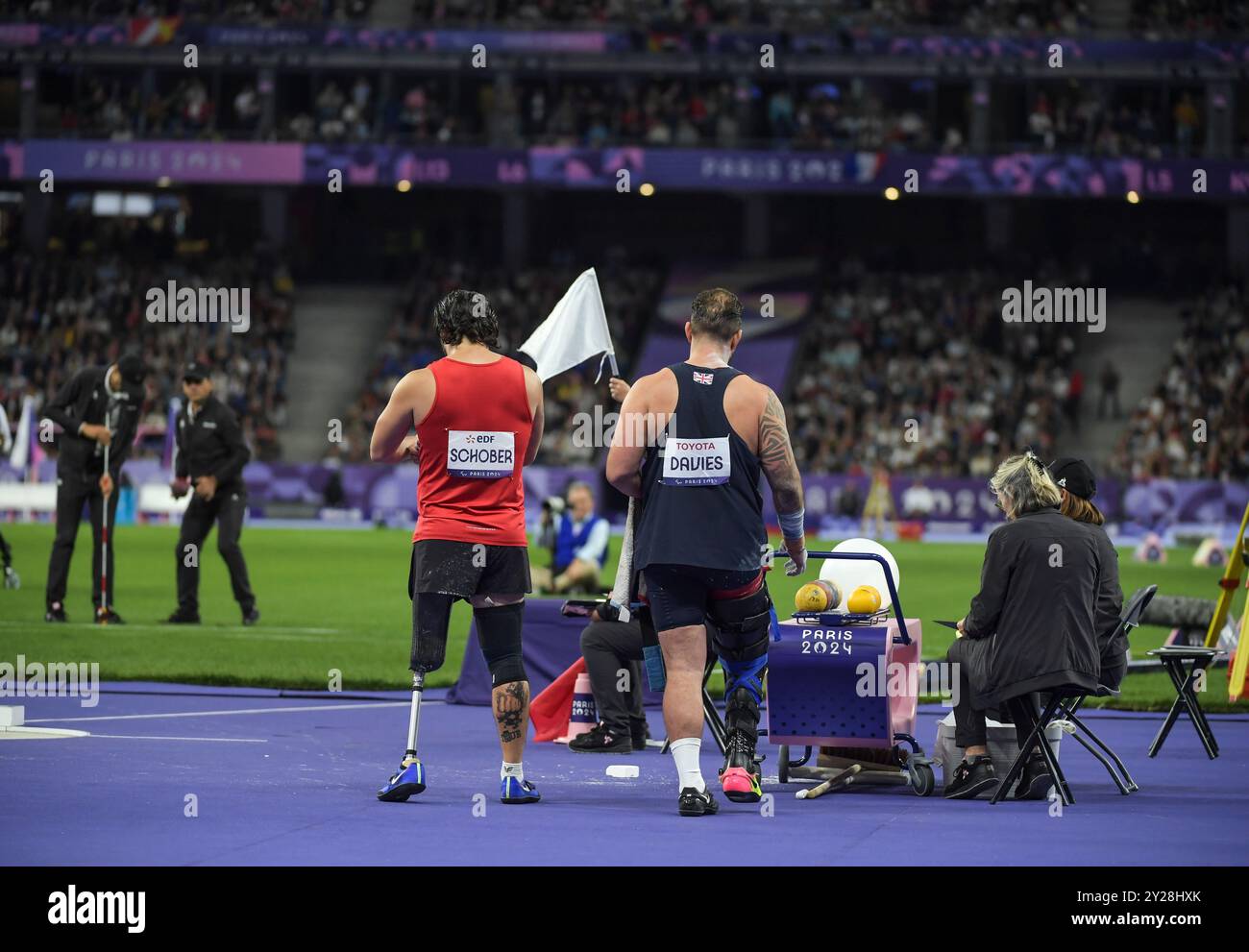Aled Davies, de Grande-Bretagne, en compétition dans la finale du tir F63 masculin aux Jeux paralympiques d'été de Paris 2024 au stade de France le 6 septembre 20 Banque D'Images