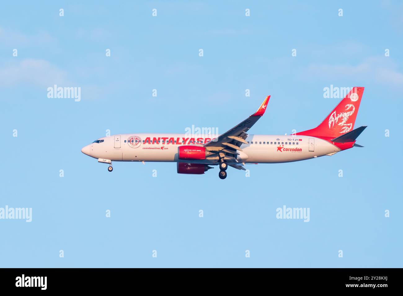 Turquie - Antalya 09.09.2024 : un avion de passagers Corendon Airlines avec livrée Antalyaspor a atterri à l'aéroport d'Antalya. Banque D'Images