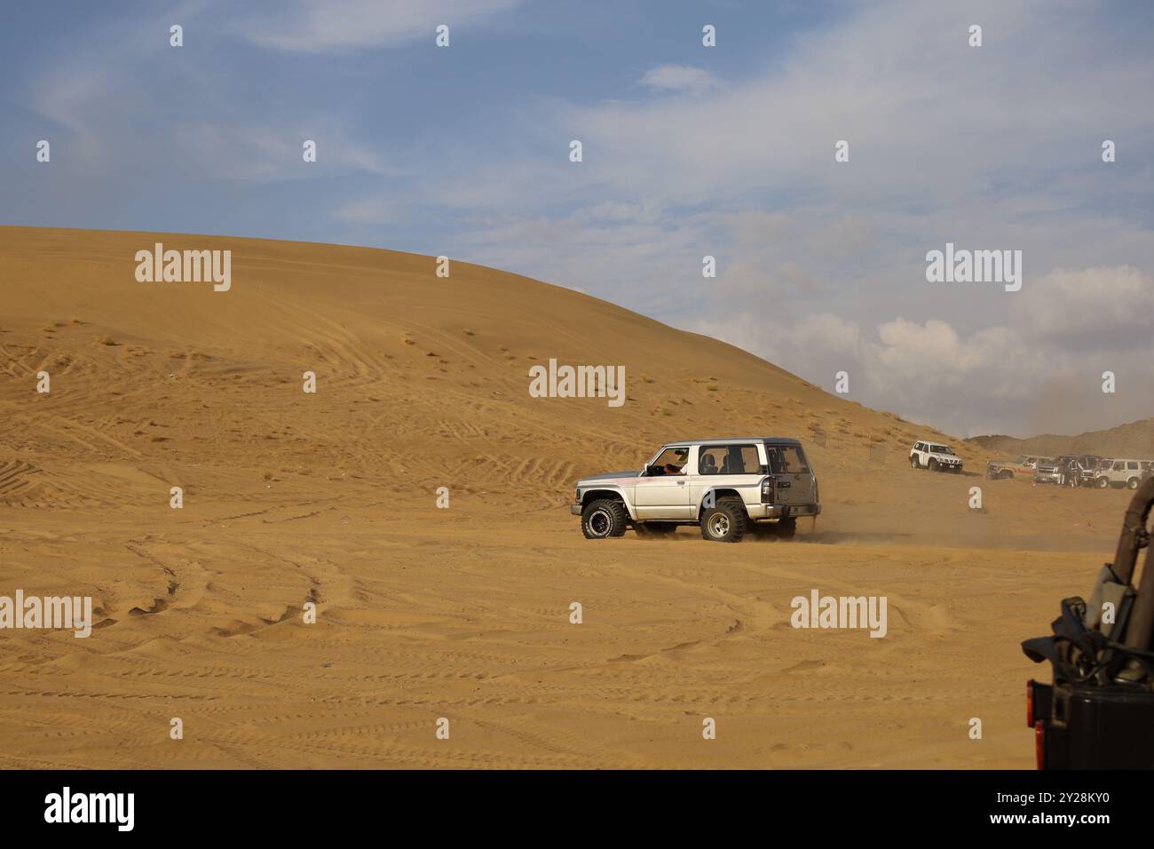 Nawan , Arabie Saoudite 7 janvier 2023 : les voitures 4x4 dérivent à travers le désert de sable saisissant de l'Arabie Saoudite. Les véhicules effectuent des manœuvres palpitantes, sur des dunes de sable Banque D'Images
