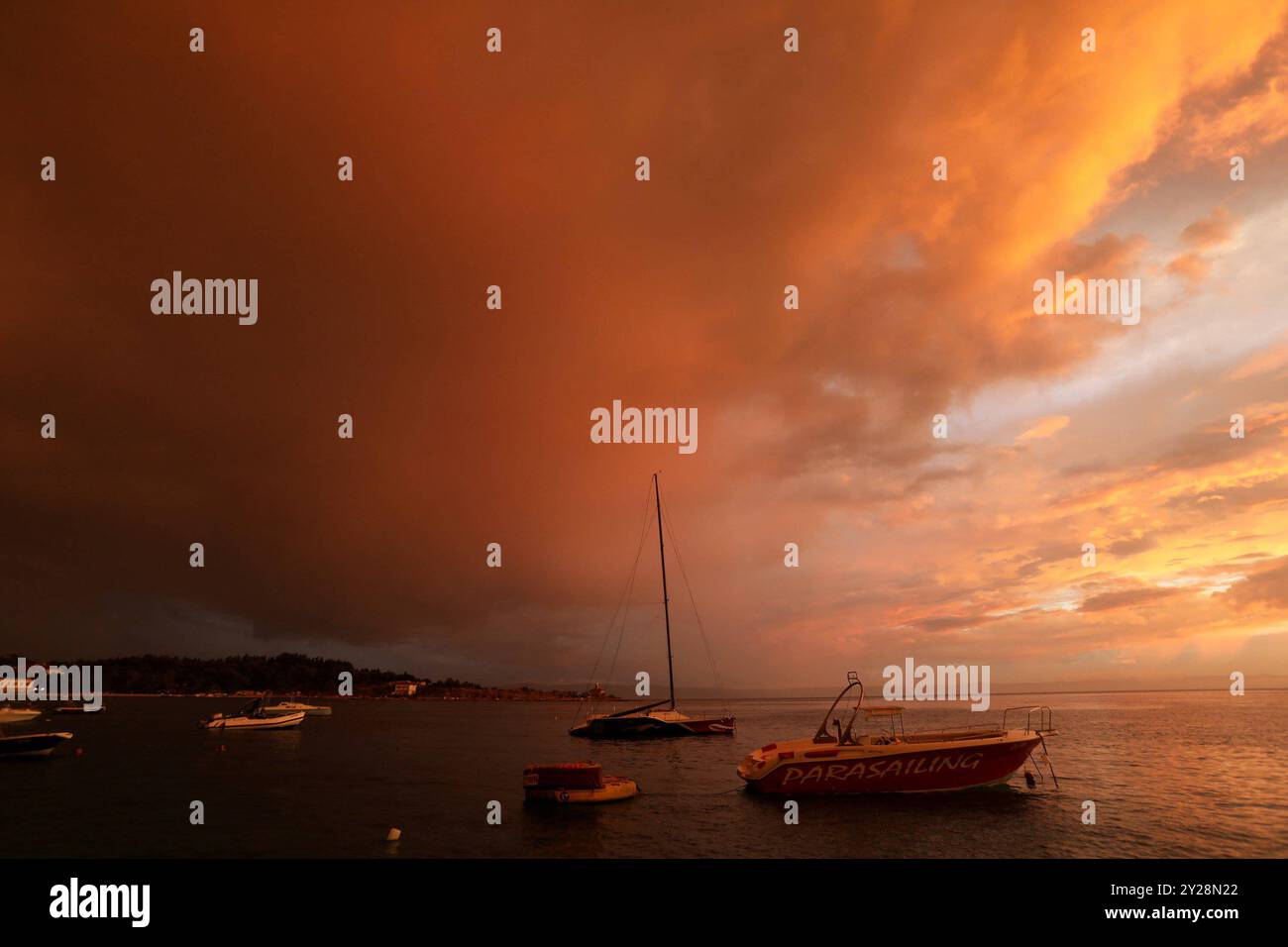Croatie, Makarska, 090924. Coucher de soleil sur le canal Bracki précédé par un arc-en-ciel sur la ville. Photo : Ivo Ravlic / CROPIX *** légende locale *** Copyright : xCROPIXxIvoxRavlicx zalazak sunca3-090924 Banque D'Images