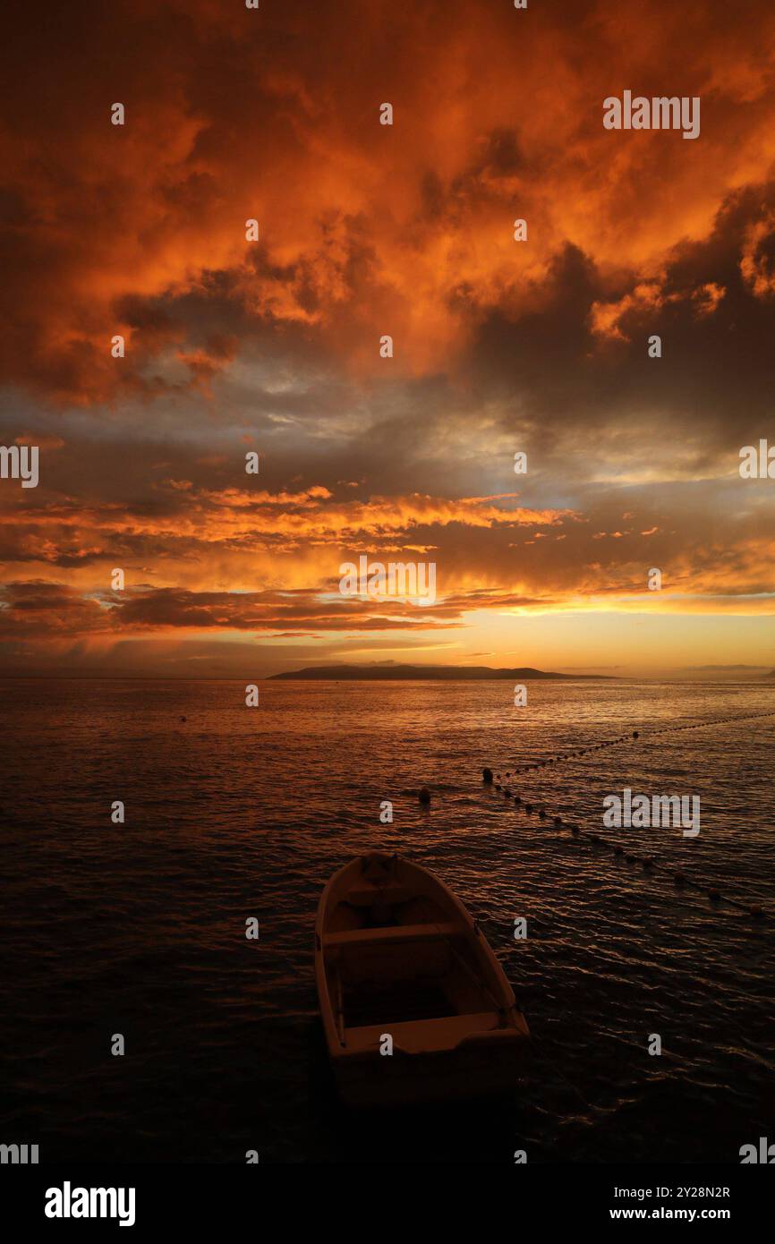 Croatie, Makarska, 090924. Coucher de soleil sur le canal Bracki précédé par un arc-en-ciel sur la ville. Photo : Ivo Ravlic / CROPIX *** légende locale *** Copyright : xCROPIXxIvoxRavlicx zalazak sunca5-090924 Banque D'Images