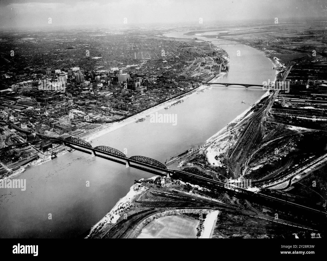 Vue aérienne des ponts sur le fleuve Mississippi, St Louis, Missouri vers 1945 Banque D'Images