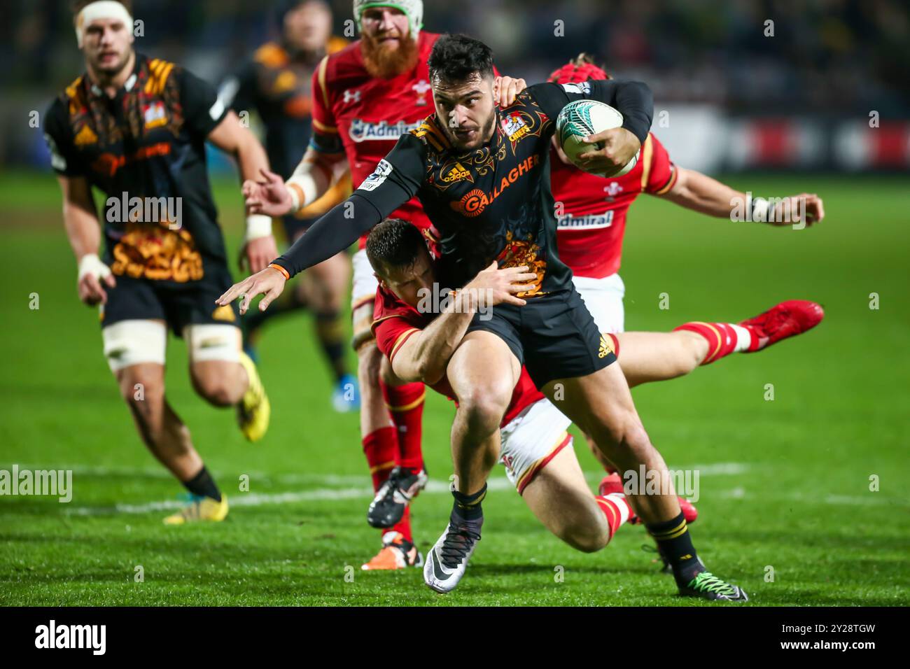 James Lowe des Chiefs lors du match de rugby entre les Chiefs et le pays de Galles au stade Waikato à Hamilton, en Nouvelle-Zélande. Banque D'Images