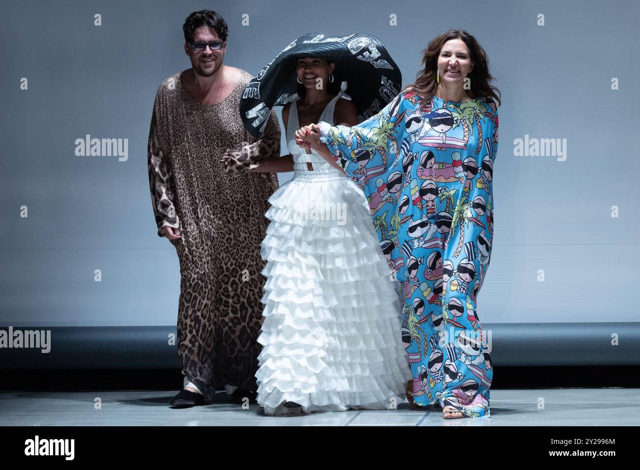 Le designer Ludovica Virga (R) remercie le public après le spectacle House of MuaMua lors de la Fashion week Rakuten Tokyo printemps/été 2025 à Shibuya Hik Banque D'Images