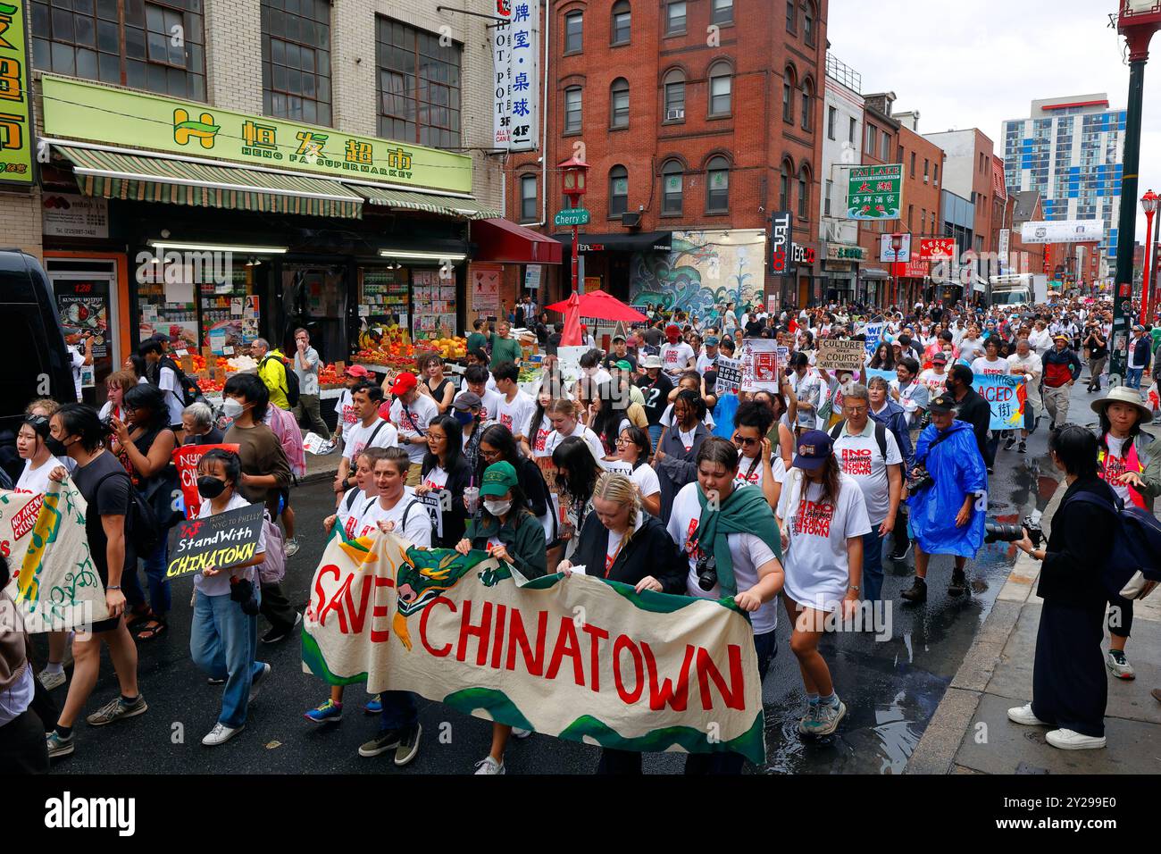 7 septembre 2024, Philadelphie. Pas d'arène dans Chinatown Rally et la marche de protestation. Des activistes défilent dans Chinatown pour protester contre une proposition de construction d'une arène sportive dans le quartier. L'arène proposée sur Market St et N 11th St, craignent les opposants, stimulera la gentrification conduisant à la destruction et à la dispersion de la communauté de Chinatown. Organisé par le groupe Save Chinatown Coalition de groupes et alliés asiatiques-américains, la foule diversifiée d'activistes a commencé leur rassemblement à l'hôtel de ville avant de marcher le long de Market St, devant le site proposé de l'arène, et se terminant à Chinatown. Banque D'Images