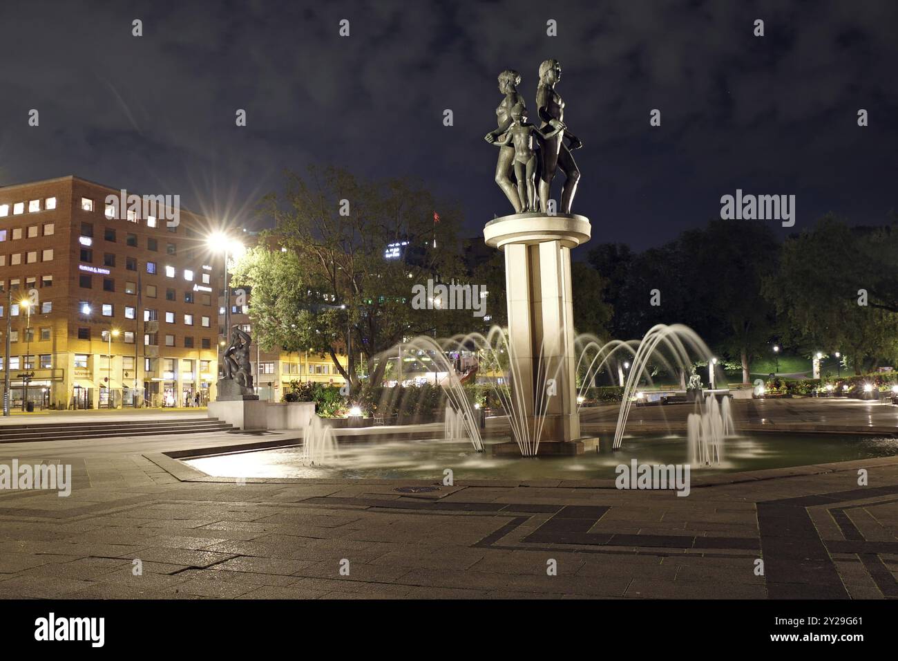 Place illuminée la nuit avec fontaine et statue, entourée de bâtiments et d'arbres, place devant la mairie, Prix Nobel de la paix, Oslo, No Banque D'Images