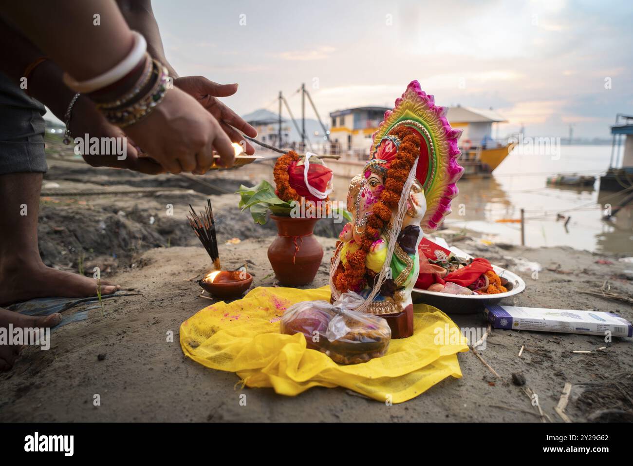 Les dévots offrent des prières à l'idole de Ganesha avant de plonger dans la rivière Brahmapoutre, pendant le festival Ganesh Chaturthi, à Guwahati, Assam, Inde le samedi Banque D'Images