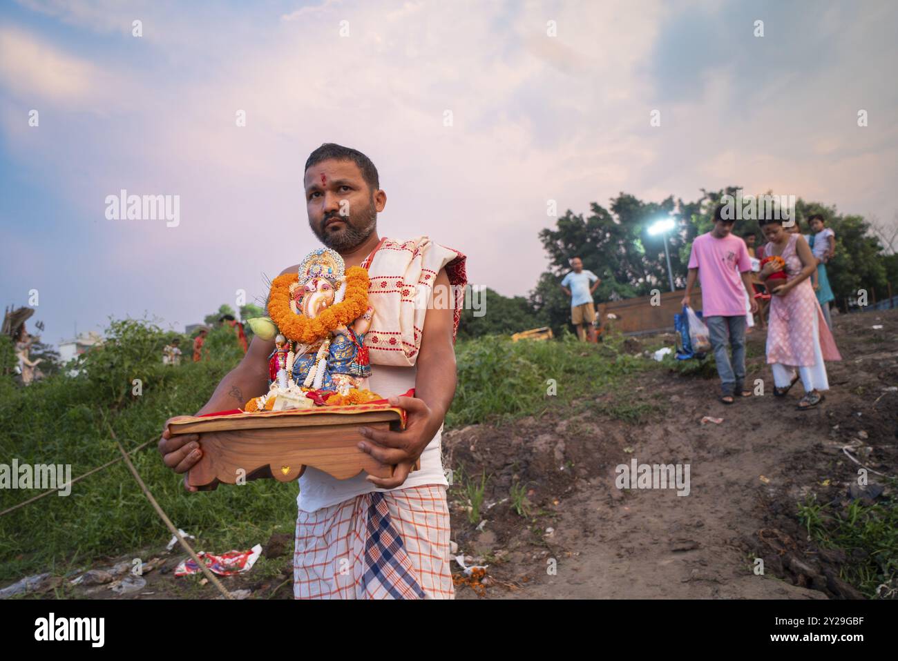 Les dévots transportent l'idole de Ganesha pour plonger dans la rivière Brahmapoutre, lors du festival Ganesh Chaturthi, à Guwahati, Assam, Inde, le samedi 9 septembre Banque D'Images