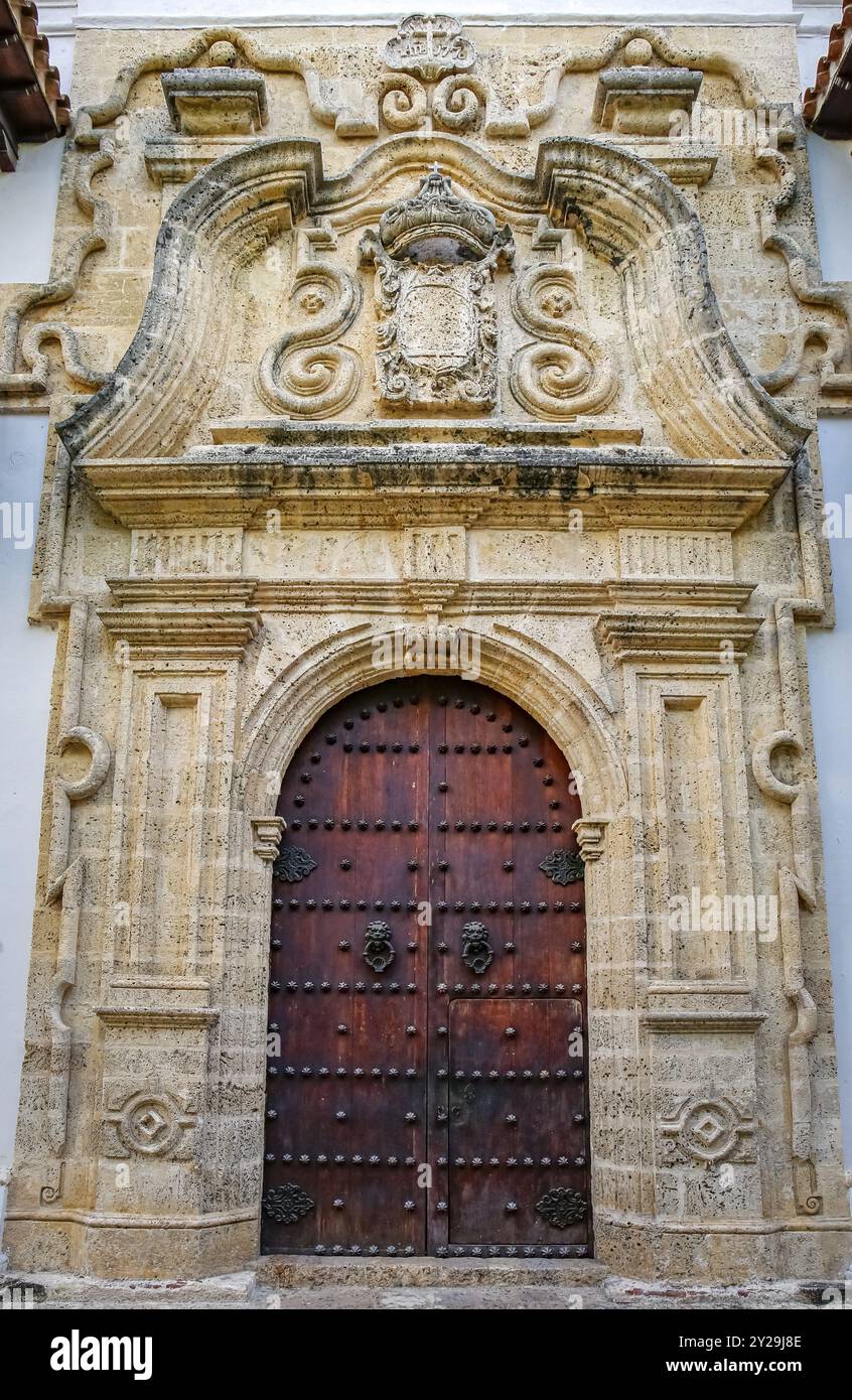 Gros plan du magnifique portail d'entrée du Palais de l'Inquisition dans la vieille ville de Carthagène, Colombie, Amérique du Sud Banque D'Images