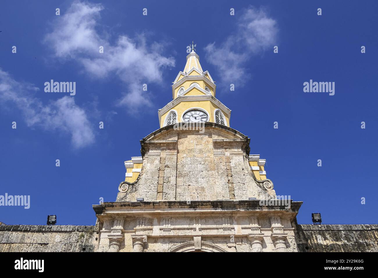 Vue en bas angle du Monument de la Tour de l'horloge avec ciel bleu dans la vieille ville de Carthagène, Colombie, Amérique du Sud Banque D'Images