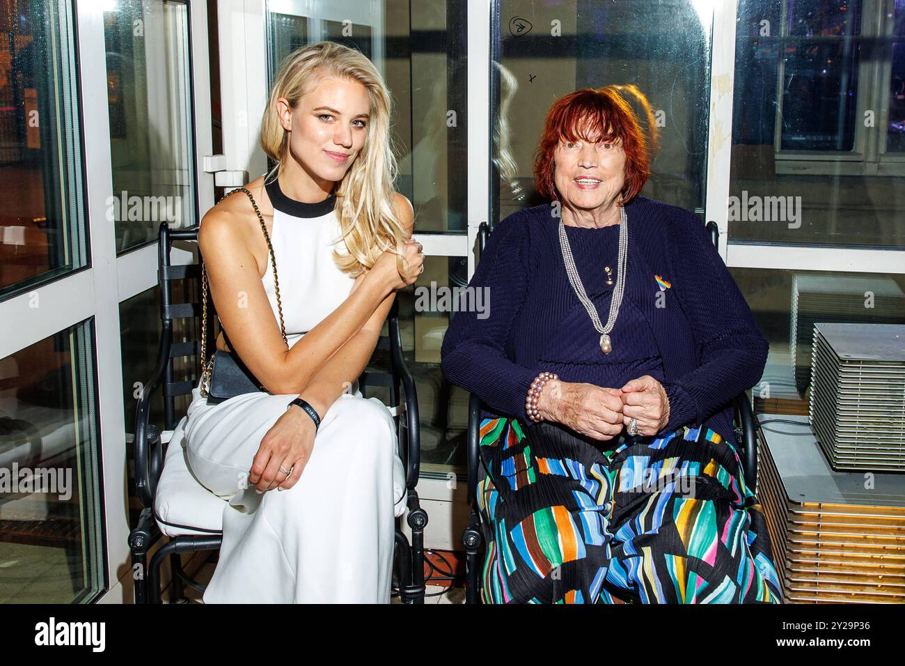 Parti demi-finale ronde de jugement - Emmy Awards Larissa Marolt und Regina Ziegler beim cocktail Prolonge anlässlich der demi-finale ronde de jugement für die International Emmy Awards im Schlosshotel Berlin by Patrick Hellmann AM 09.09.2024 à Berlin. *** Partie demi-finale du jury des Emmy Awards Larissa Marolt et Regina Ziegler au cocktail Prolonge à l'occasion de la demi-finale du jury des Emmy Awards International au Schlosshotel Berlin par Patrick Hellmann le 09 09 09 2024 à Berlin Copyright : xEventpressxKochanx Banque D'Images