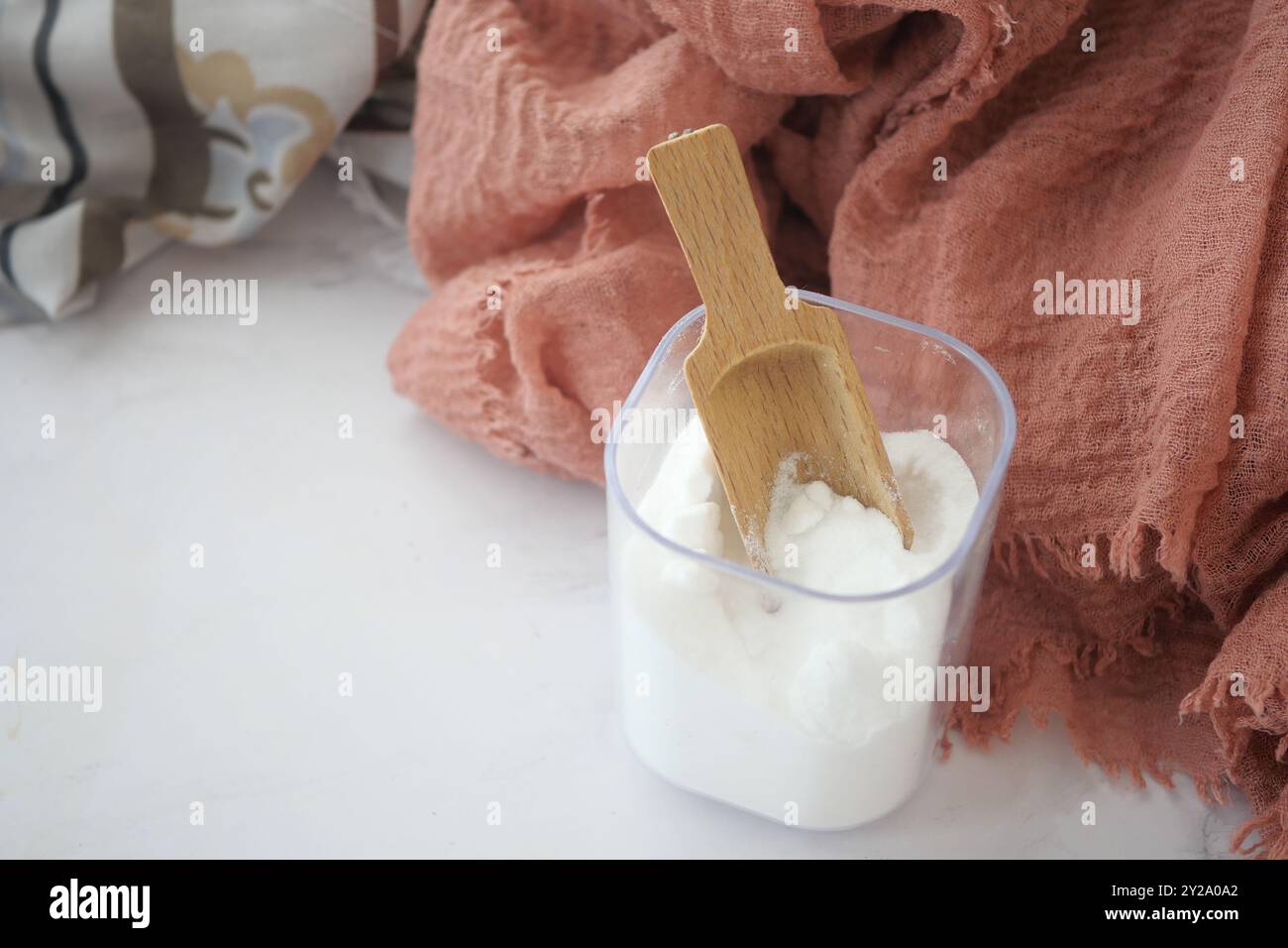 Bicarbonate de soude dans un récipient et chiffons sur la table Banque D'Images