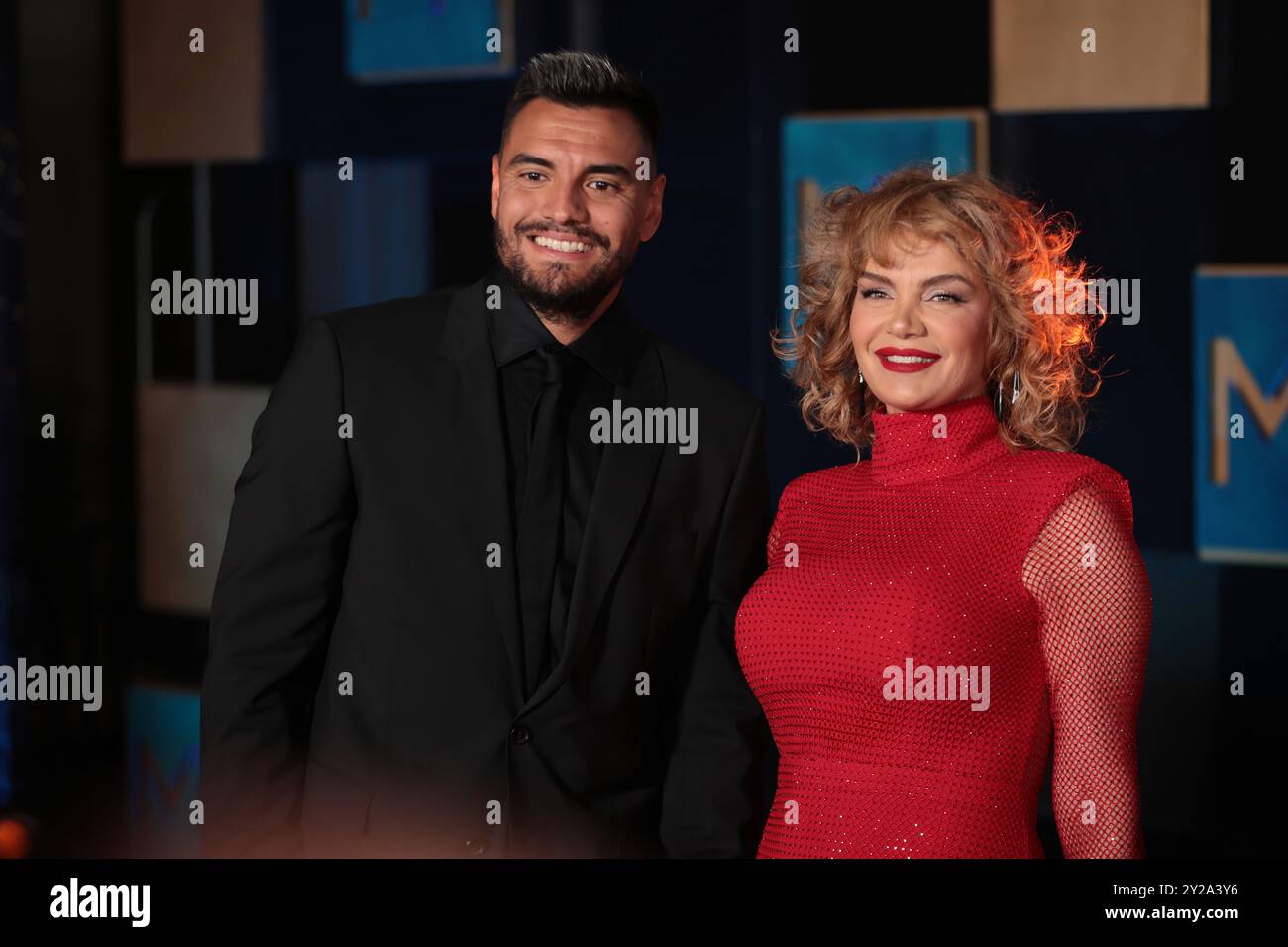 Buenos Aires, Argentine - 9 septembre 2024 : le gardien de but Boca Juniors Sergio Romero et Eliana Guercio sont présents à la cérémonie de remise des prix Martin Fierro. Les prix Martin Fierro ont été remis, qui récompensent le meilleur de la télévision Argentine. Les grands gagnants de la soirée ont défilé sur le tapis bleu avant le début de la cérémonie. Photo : RSFotos / UNAR photo. Banque D'Images