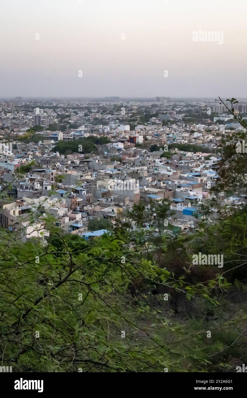 Vue sur la ville bondée avec des maisons denses en béton de Mountain Peak au crépuscule Banque D'Images