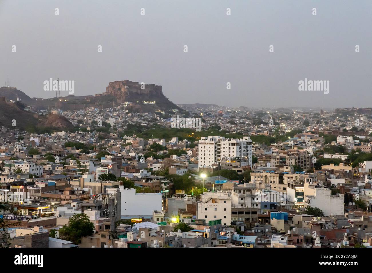 Vue sur la ville bondée avec des maisons denses en béton et fort historique de Mountain Peak au crépuscule vidéo est prise de Pachetia colline jodhpur rajasthan inde. Banque D'Images