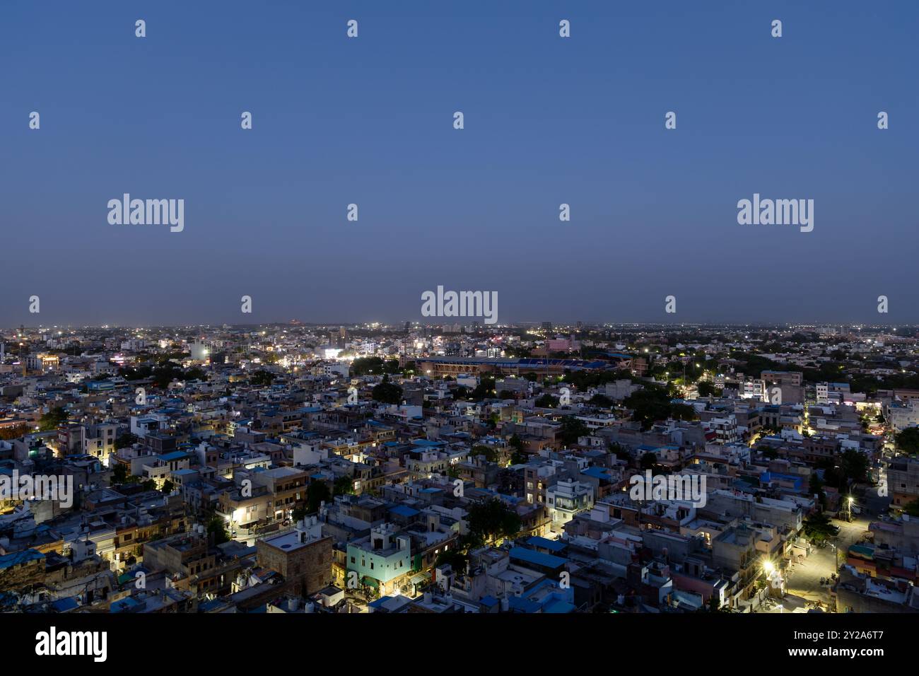 Vue sur la ville bondée au crépuscule avec éclairage nocturne de Mountain Peak au crépuscule Banque D'Images