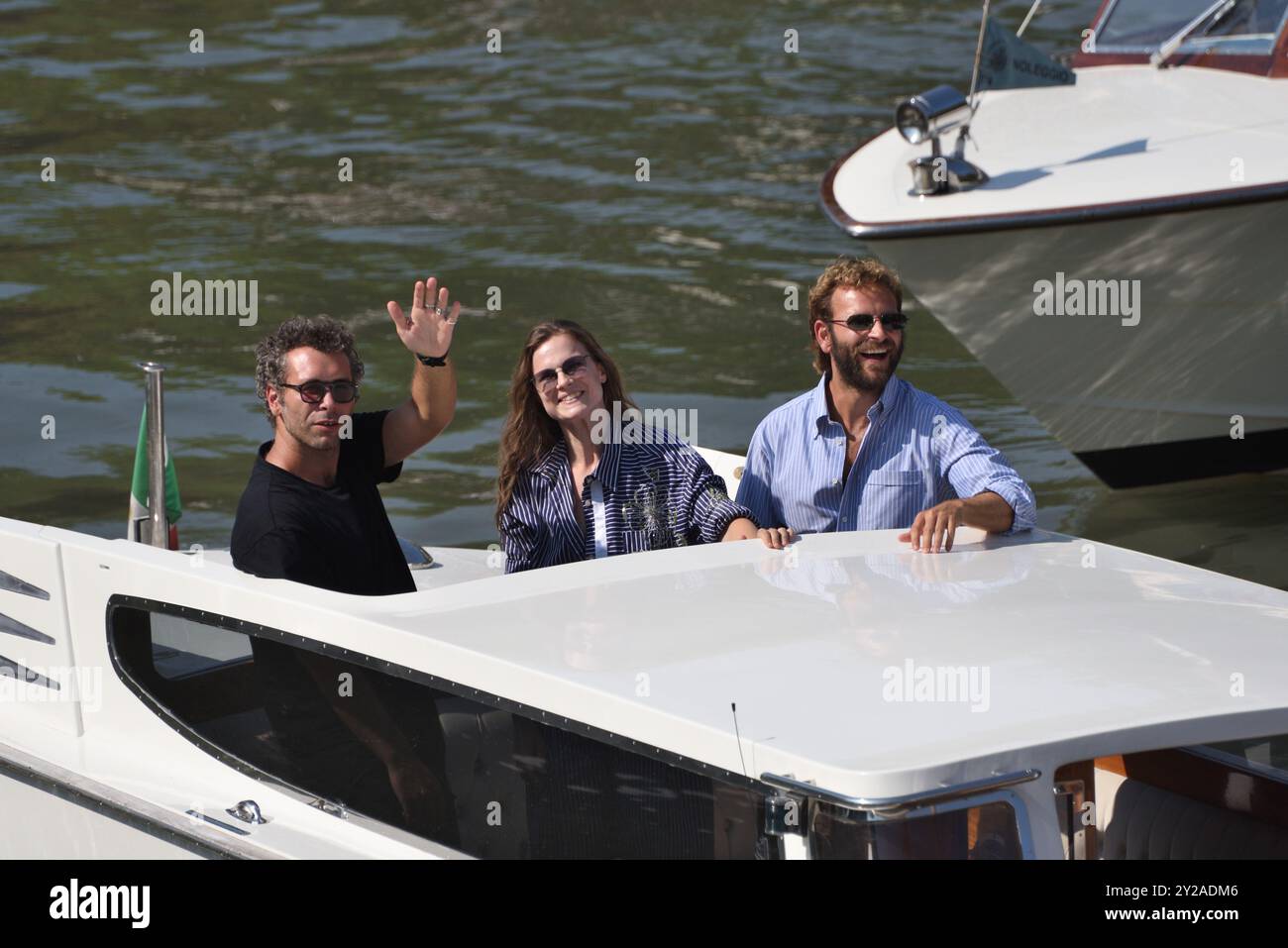 Venise Lido, Italie. 30 août 2024. Gabriel Montesi, Federica Rossellini et Alessandro Borghi arrivent au quai de l'hôtel Excelsior dans le Lido de Venise pour la 81e édition Banque D'Images